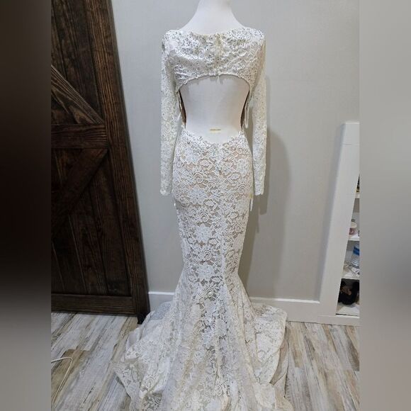 La Femme 25607 Plunge V-Neck Long Sleeve Beaded Lace Gown NWOT sz 6 White - Picture 4 of 6